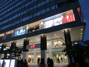 H&M梅田店